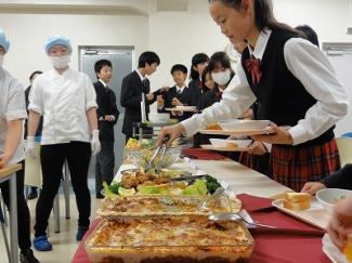 中学でバイキングランチを実施！