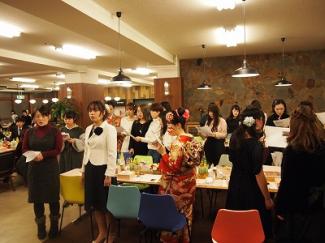 卒業生を迎えて「新成人を祝う会」が行われました。