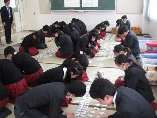 中学校で百人一首かるたイベントを行いました。